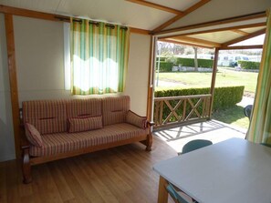 Bungalow – basic, 2 soverom (B) | Oppholdsrom | Flatskjerm-TV og bordtennis