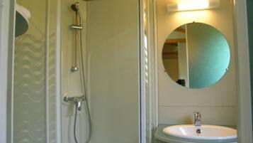 Bungalow Basic, 2 camere da letto (B) | Bagno | Doccia, asciugamani, carta igienica