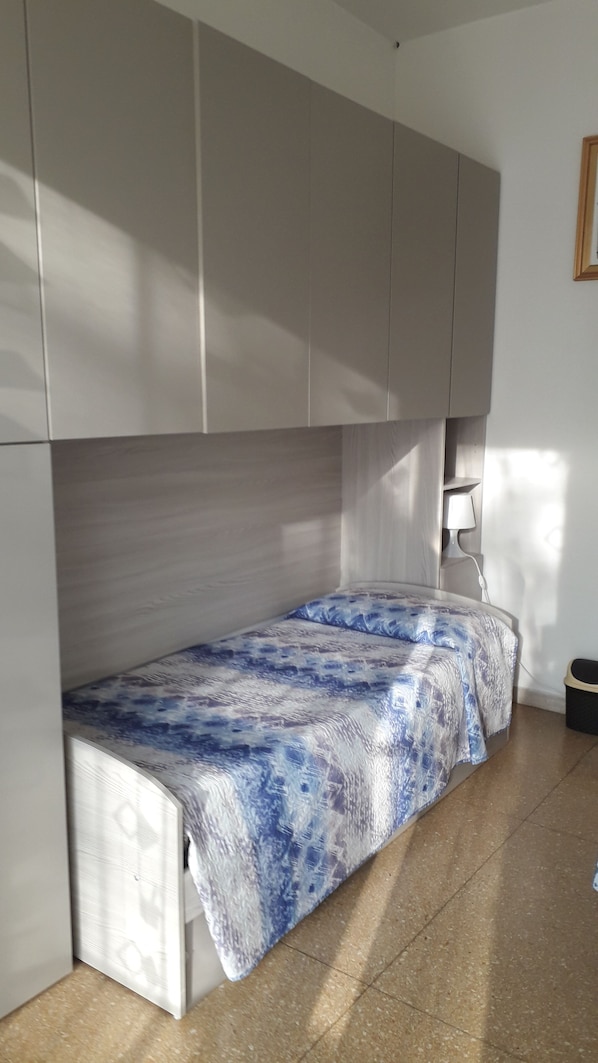 Desk, soundproofing, free WiFi, bed sheets