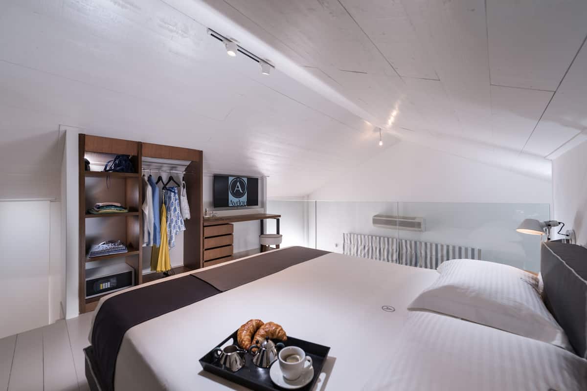 Deluxe Suite | 1 bedroom, premium bedding, pillowtop beds, in-room safe