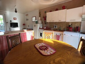 Kühlschrank, Mikrowelle, Ofen, Geschirrspüler