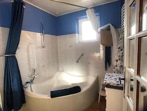 Articles de toilette écologiques, séchoir à cheveux, serviettes fournies