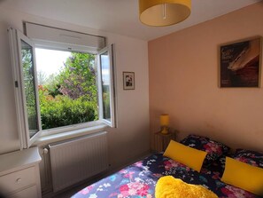 3 habitaciones, tabla de planchar con plancha, wifi y ropa de cama 