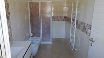 Kostenlose Toilettenartikel, Haartrockner, Handtücher