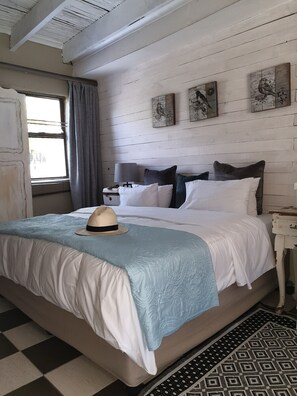 Quadruple Room | Bathroom | Separate tub and shower, deep soaking tub, free toiletries, towels - Zwinoni Lodge (Cape Town)