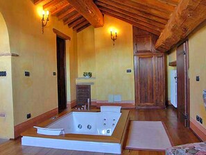 Villa, plusieurs chambres (27 people) | Bain à remous privé