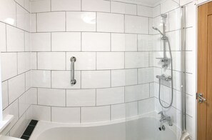 Apartemen | Kamar mandi | Shower, pengering rambut, handuk, dan sabun
