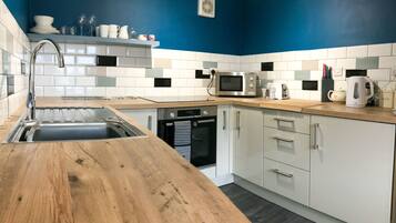 Apartemen | Dapur pribadi | Lemari es, microwave, oven, dan kompor