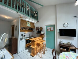 Réfrigérateur, micro-ondes, plaque de cuisson, lave-vaisselle