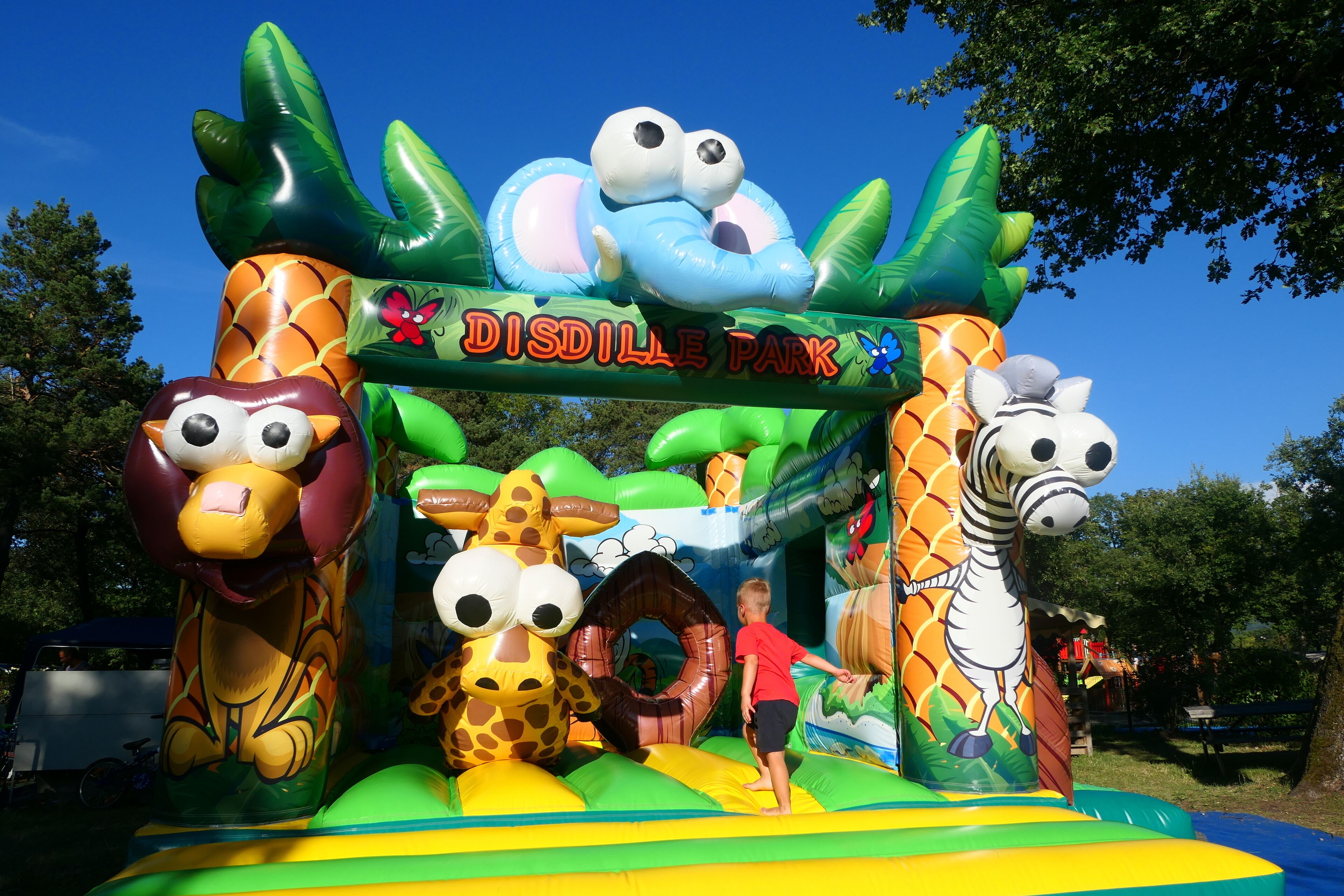 Una estructura inflable para juegos con diseños de animales y el texto "DISDILLE PARK".