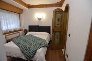 2 bedrooms, iron/ironing board, travel crib, free WiFi