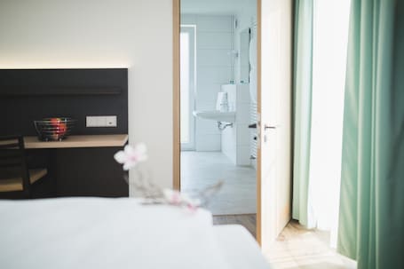 Dreibettzimmer | Zimmersafe, Schreibtisch, laptopgeeigneter Arbeitsplatz. Hotel U7