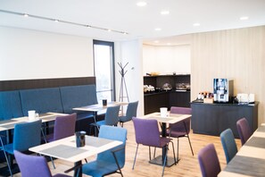 Desayuno buffet diario (EUR 17.9 por persona)