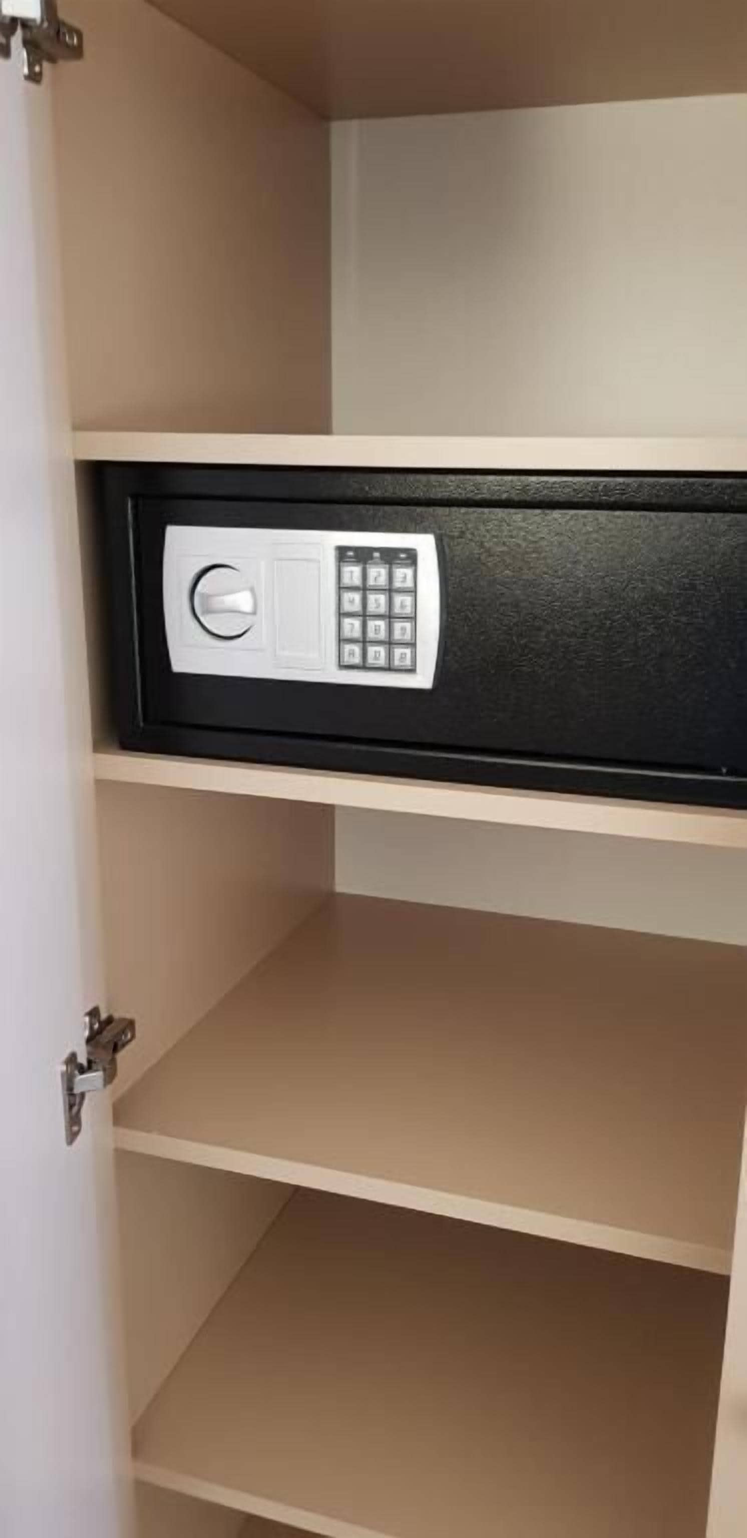 Panel de control de seguridad en una puerta, señal de acceso seguro.