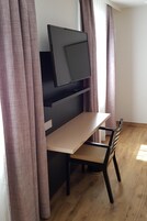 客房内保险箱、办公桌、笔记本电脑工作区、隔音