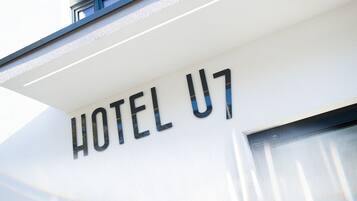 Een bord met de tekst 'HOTEL U7' op een gebouw.