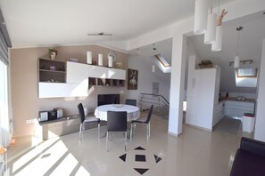 Leilighet, 2 soverom | Oppholdsområde | Flatskjerm-TV