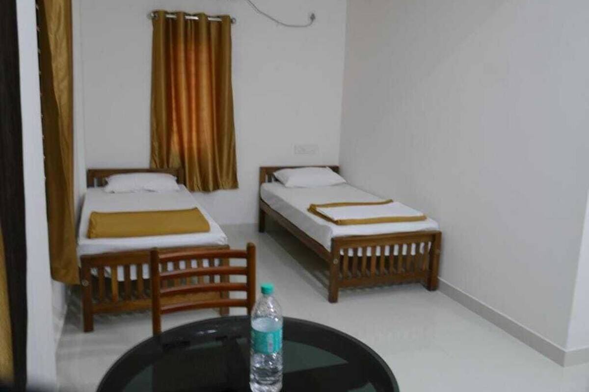 Deluxe Double or Twin Room | 1 bedroom, in-room safe, laptop workspace, blackout drapes