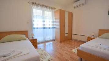 Leilighet, 2 soverom | Skrivebord for bærbar PC, wi-fi (inkludert) og sengetøy