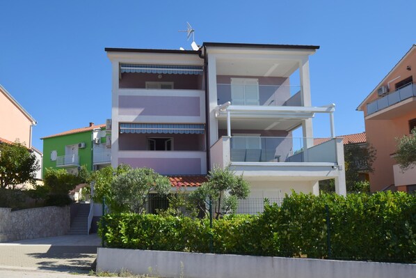 Front of property - Apartments Marjolovic (Omisalj)