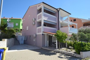 Front of property - Apartments Marjolovic (Omisalj)