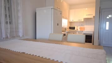 Departamento, 2 habitaciones | Cocina privada | Refrigerador, horno, parrilla de estufa y tetera eléctrica