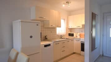 Departamento, 2 habitaciones | Cocina privada | Refrigerador, horno, parrilla de estufa y tetera eléctrica