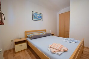 Espacio para trabajar con laptop, wifi gratis y ropa de cama 