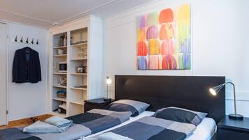 StrykjÀrn/strykbrÀda, gratis wi-fi och sÀngklÀder