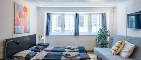 Tabla de planchar con plancha, wifi gratis y ropa de cama