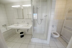 Appartement, 1 slaapkamer, keuken | Badkamer | Een douche, handdoeken