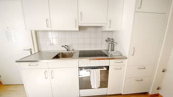 Departamento, 1 habitación, cocina | Cocina privada | Microondas, cafetera y tetera, periquera y utensilios de cocina