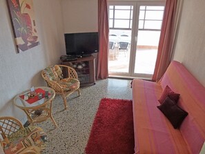 Appartamento, 2 camere da letto | Area soggiorno | TV a schermo piatto