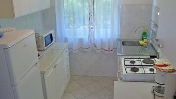 Apartment, 2 Bedrooms | Private kitchen | Fridge, microwave, oven, stovetop
