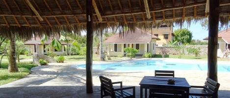 Una piscina al aire libre