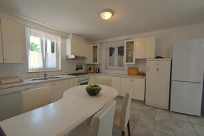 Departamento, 3 habitaciones | Cocina privada | Refrigerador, horno, parrilla de estufa y lavavajillas 