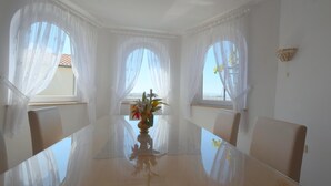 Apartamento, 3 habitaciones | Servicio de comidas en la habitación
