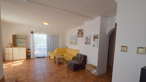 Apartamento, 3 habitaciones | Zona de estar | Una televisión de pantalla plana
