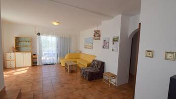 Leilighet, 3 soverom | Oppholdsområde | Flatskjerm-TV