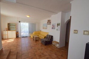 Departamento, 3 habitaciones | Área de sala de estar | Televisión de pantalla plana 