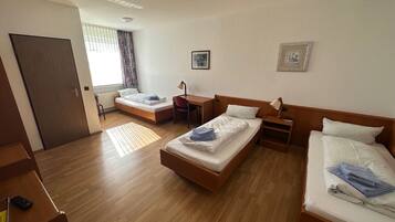 Triple Room | Cribs/infant beds, bed sheets