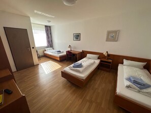 Triple Room | Cribs/infant beds, bed sheets - Hotel Stimbergpark (Oer-Erkenschwick)