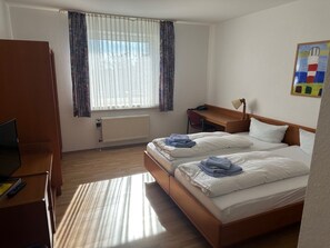 Double Room | Cribs/infant beds, bed sheets - Hotel Stimbergpark (Oer-Erkenschwick)