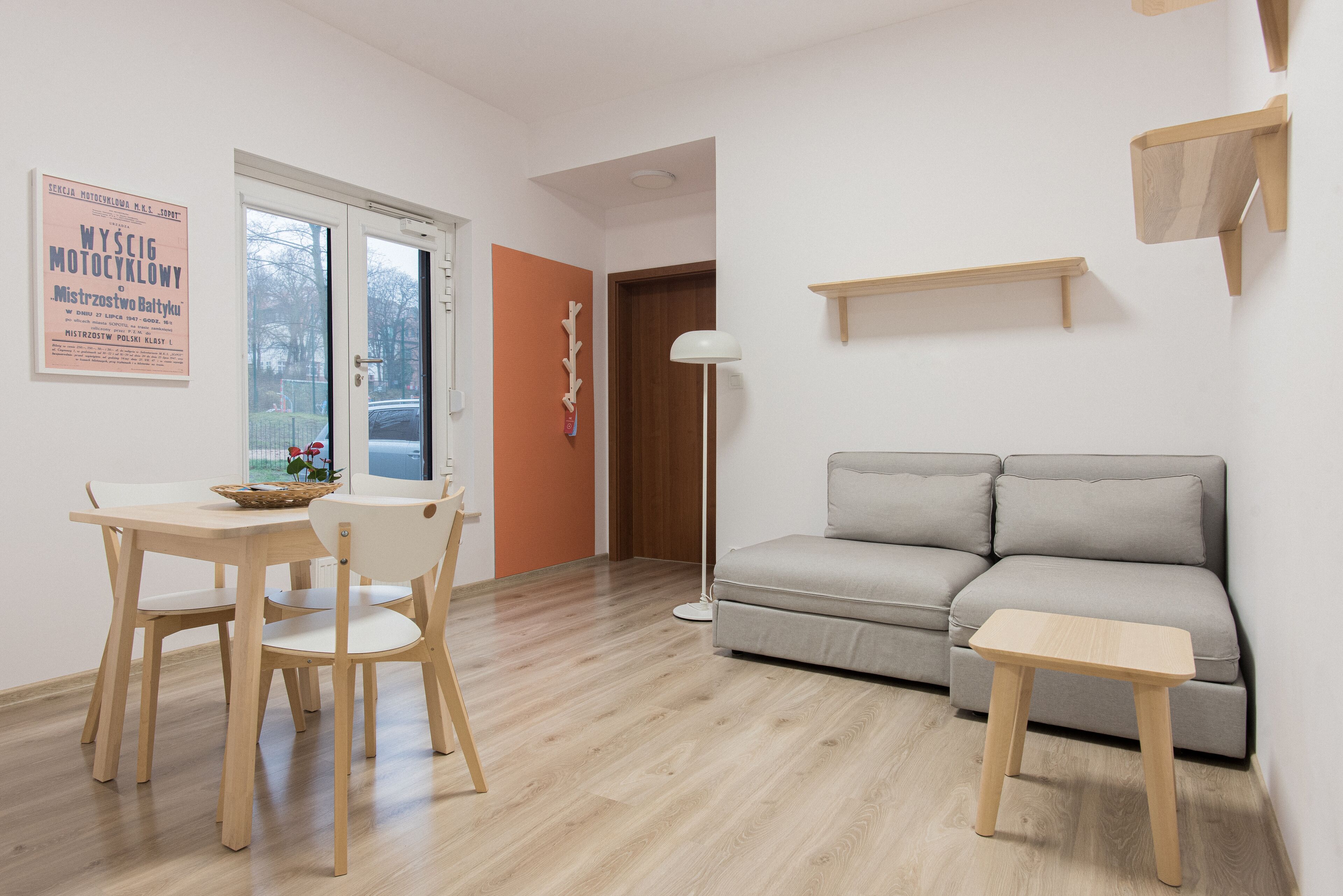 คอมฟอร์ทอพาร์ทเมนท์, 1 ห้องนอน, พร้อมสิ่งอำนวยความสะดวกสำหรับผู้พิการ, ห้องน้ำส่วนตัว (1) | บริเวณนั่งเล่น | แท่นต่อเครื่องเล่น MP3