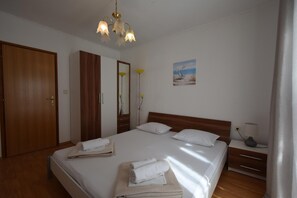 Free cots/infant beds, free WiFi, bed sheets - Apartments Adriana (Omisalj)