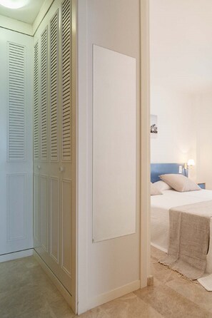 2 bedrooms, iron/ironing board, bed sheets