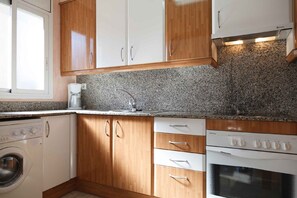 Frigorífico, microondas, horno y cafetera o tetera