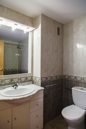 Bathtub, towels