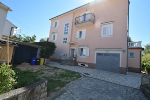 Front of property - Apartments Jelka (Omisalj)