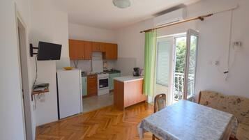 Apartment, 1 Bedroom (A3) | In-room dining